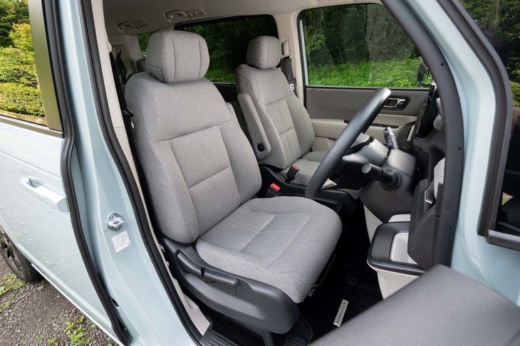 ざっくりとした風合いのシート表皮がおしゃれだ。「エアー」にはシートヒーターが付かないので、冬場はしっかりと着込みたい。