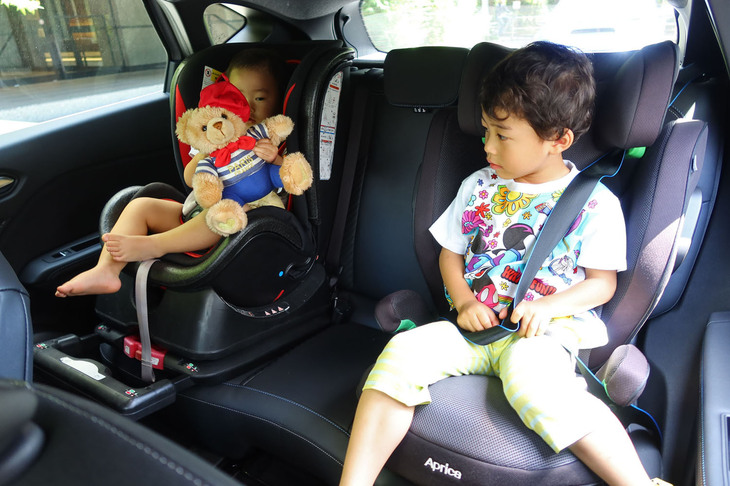 後席は前後に16cmスライド可能。前席の親との距離が近くなるのは、ケアする側だけでなく、後ろに座る子どももうれしいそうだ。左右席は、子ども用シートの装着を容易にするISO-FIX対応。