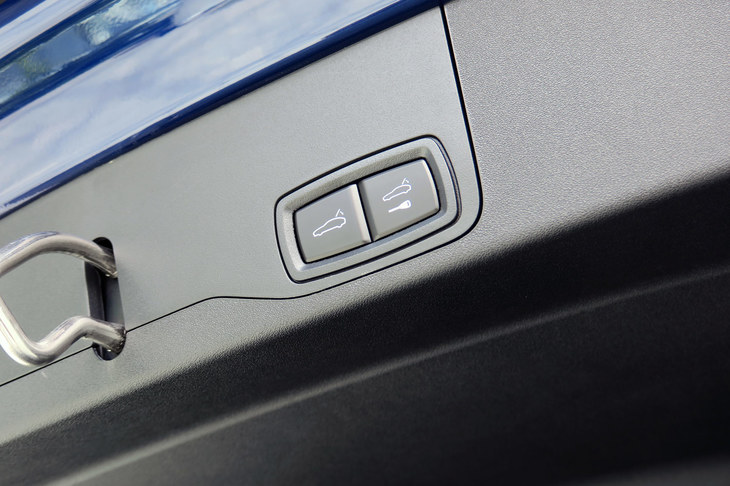 ポルシェ・タイカン4クロスツーリスモ（電動テールゲートのスイッチ）