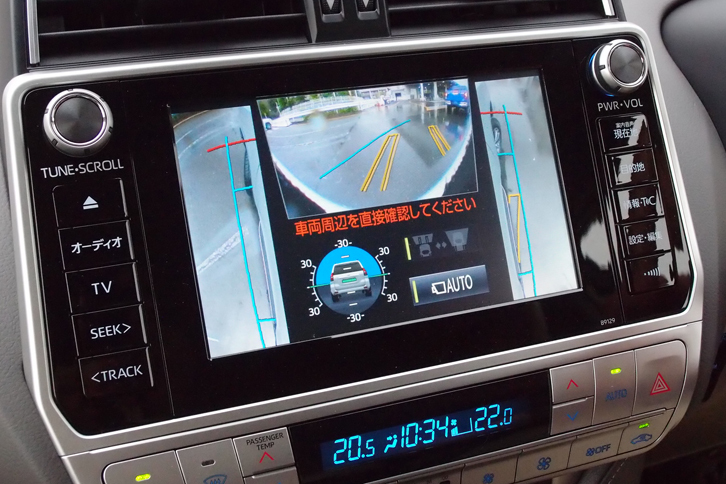 タブレットを思わせるデザインが採用されたセンターモニター。