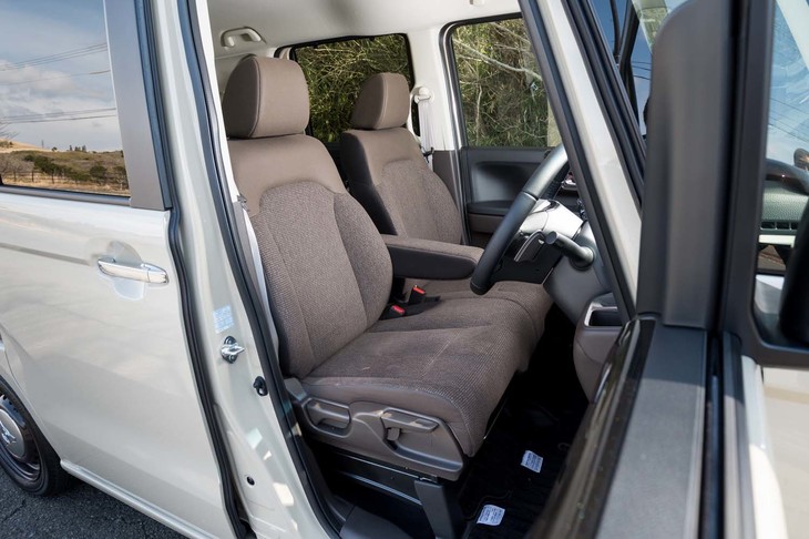 シート表皮はブラウンのトリコット（ファブリック）。全高1790mm（FF車）だけあってヘッドレストから天井までが遠い。