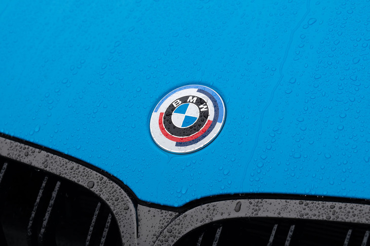 BMW M（厳密にはその前身となるBMWモータースポーツ）の創立50周年を記念する、特別な「Mバッジ」。車体の前後や、ホイールのセンターキャップなどに用いられる。