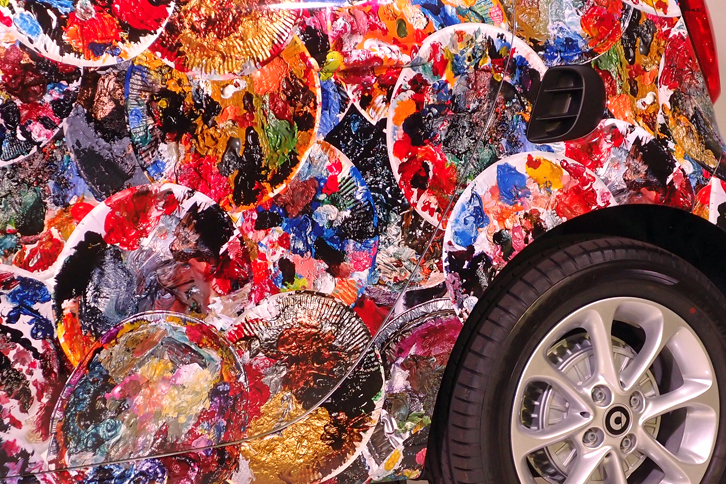 画家 横尾忠則氏の展覧会「横尾忠則 迷画感応術」に出展される、「スマート・フォーフォー」のアートカー。氏が絵画制作の際に使う“紙皿の絵画パレット”をもとにした絵柄で、ボディー全体が覆われている。