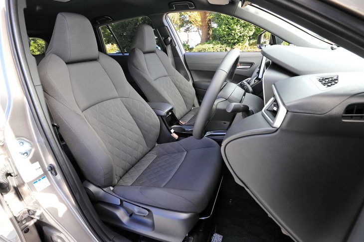 シート表皮はグレーのファブリック。地味に見えるが、座面と背もたれの一部にクロス模様の型押しが施されている。