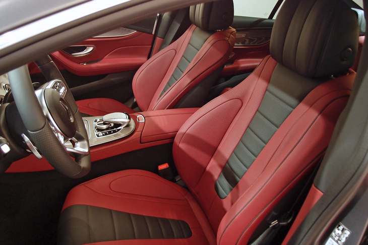 エクスクルーシブパッケージ仕様車のインテリア。写真はベンガルレッドとブラックのツートンカラー仕上げで、表皮にはナッパレザーが用いられている。