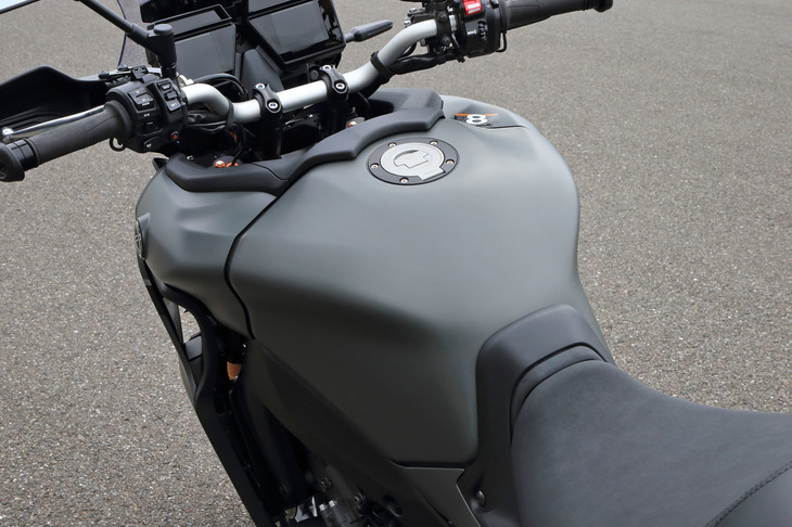 燃料タンクの容量は18リッター。20.4km/リッター（WMTCモード）という燃費性能とも相まって、十分な“足の長さ”を確保している。