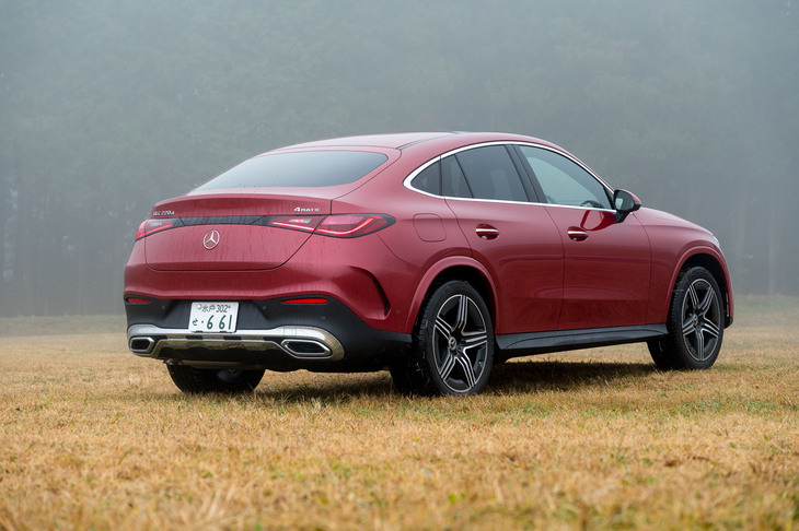 やはりクーペタイプのSUVはこの角度から眺めたい。先代モデルよりもルーフとコンパクトなスポイラーとのつながりがスムーズになった。