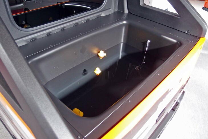 ダイハツ・アトレー デッキバン キャンパーver.（浴槽化した荷台）