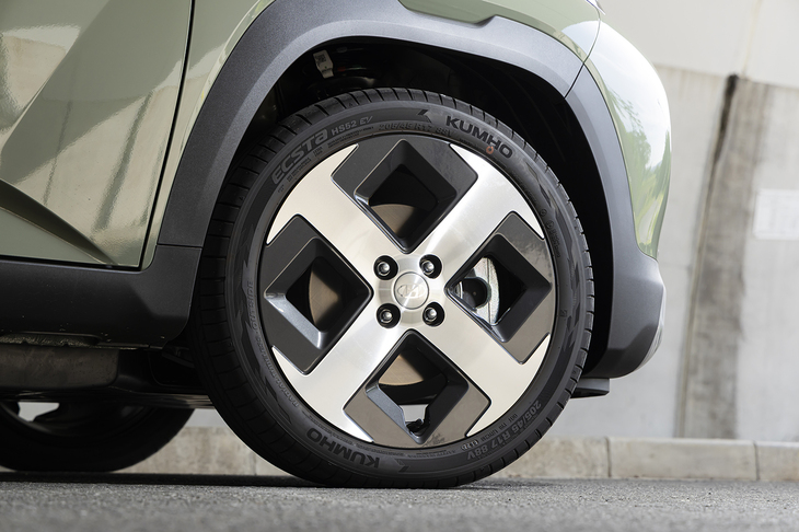 17インチのアルミホイールは手裏剣のようなスポークが特徴。タイヤは同じ韓国の「クムホ・エクスタHS52 EV」が組み合わされていた。