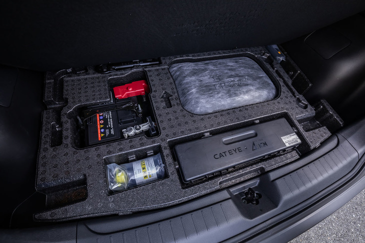 荷室のフロアボードを取り外した様子。12Vバッテリーの配置が確認できるほか、小物の収容スペースも設けられている。