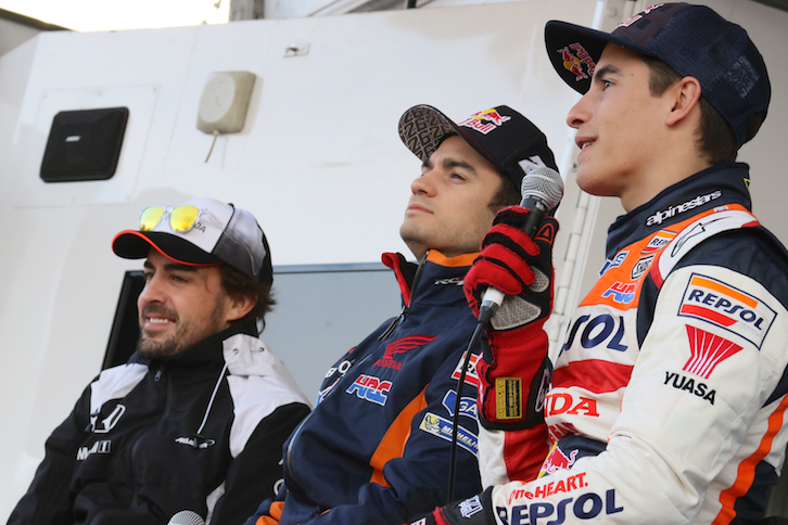 朝一番のトークショーには、F1ドライバーのフェルナンド・アロンソ（写真左）、MotoGPライダーのダニ・ペドロサ（写真中央）、MotoGPチャンピオンのマルク・マルケス（写真右）が登場。「感謝の気持ちを伝えにきた」とはアロンソ。