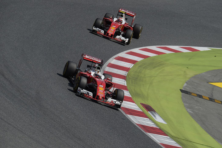 フェラーリはフリー走行でこそメルセデスに肉薄したものの予選で惨敗。ポールタイムから遅れること1秒以上でライコネン（写真後ろ）5位、ベッテル（同前）は6位と3列目に沈んだ。メルセデスがいなくなったレースではレッドブルと優勝争いを繰り広げるも、ライコネンは0.6秒届かず2位、ベッテル3位。（Photo=Ferrari）