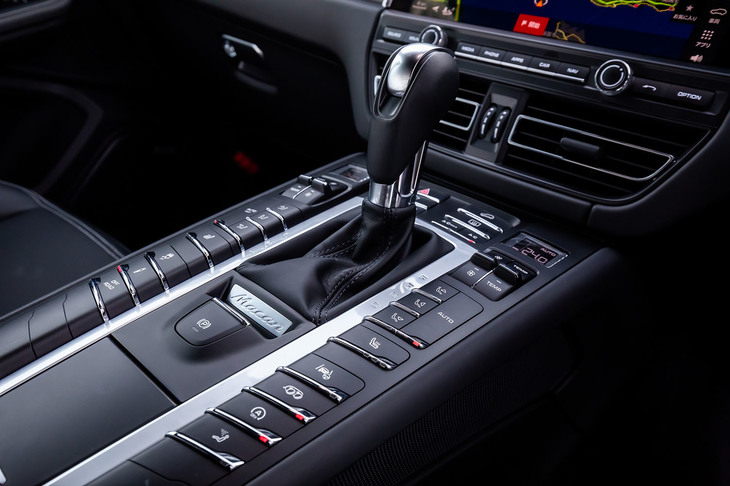 最新の「911」などとは異なり、多くのスイッチが並ぶ「マカンGTS」のシフトレバーまわり。トランスミッションはツインクラッチ式の7段ATを搭載している。