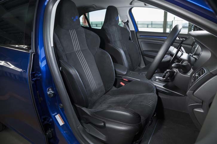 「メガーヌGT」は、表皮にアルカンターラを使用したヘッドレスト一体型スポーツシートを標準で装備する。ヘッドレストにはチェッカードフラッグ模様が刺しゅうされる。