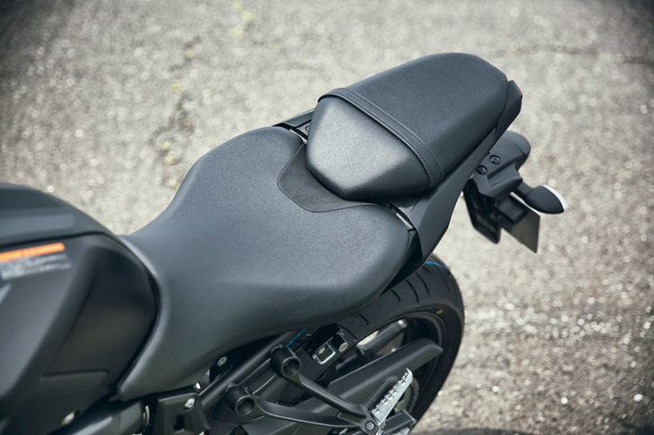 従来モデルから大幅に改良されたシート。前端部を燃料タンク側に10mm延長したり、着座面積を約30％拡大したりすることで、ライディングポジションの自由度や座り心地を改善。足つき性も向上している。