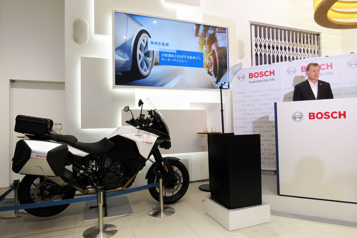 今回の記者会見では、二輪車用のアダプティブクルーズコントロールや、衝突予知警報、死角検知システムなどからなる運転支援システム「ライダーアシスタントシステム」についても説明が行われた。量産開始は2020年で、まずはドゥカティやKTMなどのモデルに搭載されるという。