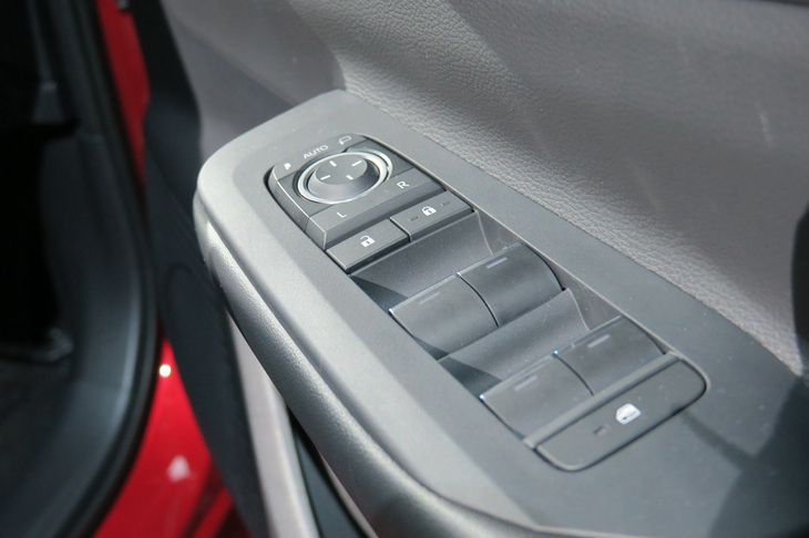 トヨタ・プリウス2.0L HEVプロトタイプ（フロントドアコンソール）