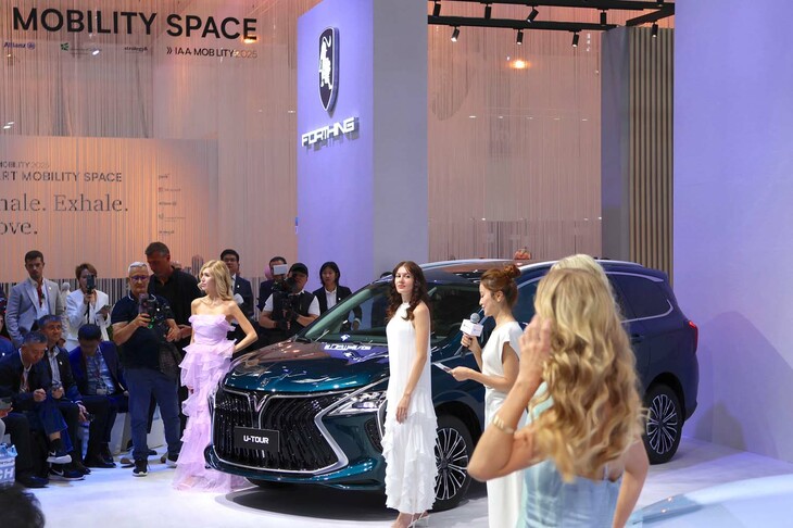 中国の大手メーカー、東風系列のサブブランドである風行。欧州の一部地域で既発売のガソリン／LPG併用車「Uツアー」をステージに上げた。女性モデルを見なくなった昨今の欧州ショーで、その風景は“懐かしの自動車ショー”といった感があった。