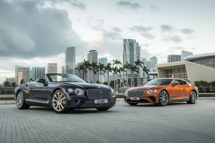 ベントレー・コンチネンタルGT V8（右）、同コンチネンタルGT V8コンバーチブル（左）