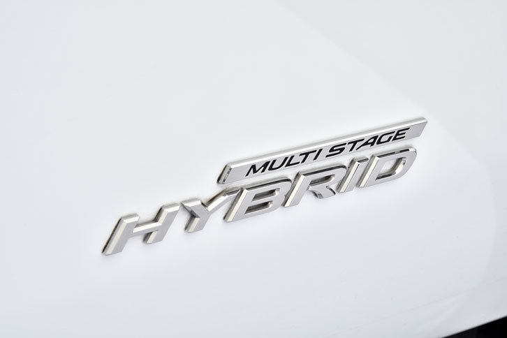 リアホイールアーチの前方に貼られた「MULTI STAGE HYBRID」のバッジ。