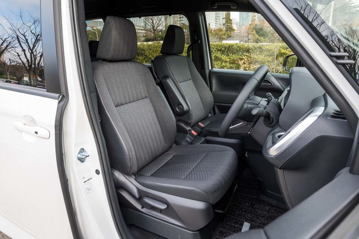 シート表皮は上位グレードが合皮×上級ファブリックで、試乗車の「S-G」では上級ファブリックのみで仕立てられる。中身のウレタンがギュッと詰まっており、長時間座っても疲れづらいシートだ。