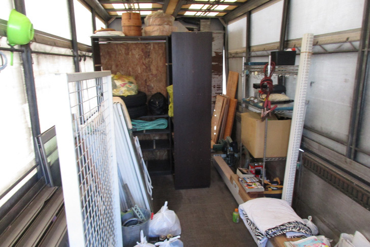 もう1台のコンテナは、物置として使われているが、リュウ氏の留守中に店番をする男が寝起きする場所としても使われていた。