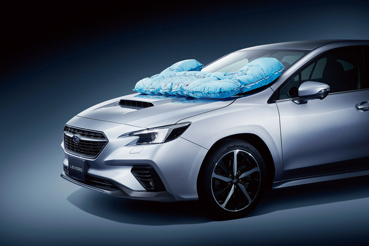 最新のスバル車に搭載される歩行者エアバッグ。強固で加害性の強い、フロントバルクヘッドまわりやAピラー基部と歩行者の頭部が接触するのを防ぐ。