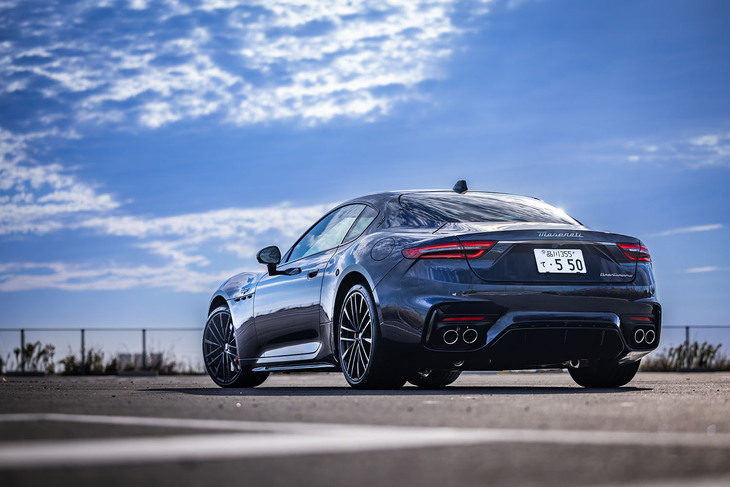 「グラントゥーリズモ トロフェオ」のボディーサイズは全長×全幅×全高＝4965×1955×1410mm、ホイールベースは2930mm。フォルムやボディーサイズは従来型とほとんど変わらない。