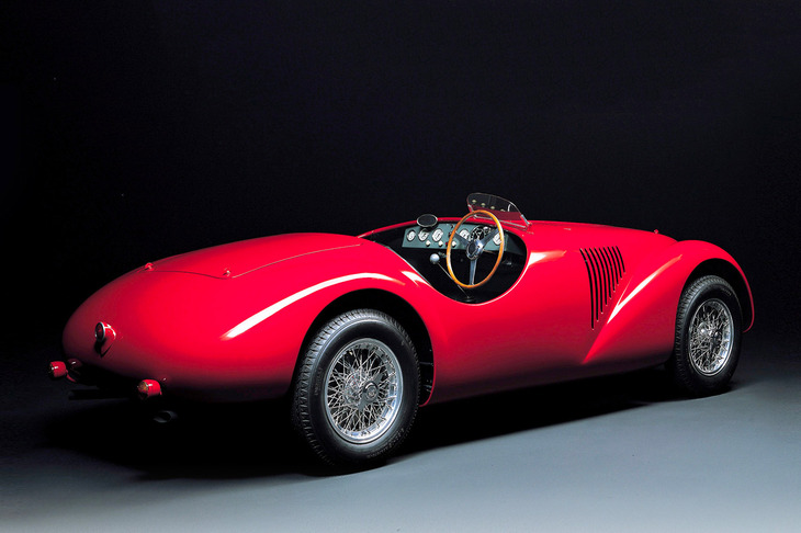 フェラーリが初めて製作した「125S」。排気量1.5リッターのV12エンジンをフロントに搭載した、FRのレーシングカーだった。