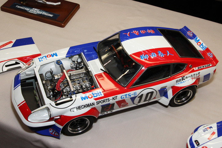 「同窓会」メンバーが手がけたタミヤ製1/12「日産フェアレディ240Z-G」。2座席レーシングカー主体の初期の富士グランチャンピオンシリーズで、雨天時に抜群の強さを発揮し“雨の柳田”の異名をとった柳田春人のマシンを、見事に再現している。