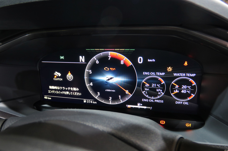 フル液晶タイプのメーターパネル。大きなエンジン回転計のほかに、油温計、水温計が並ぶ。
