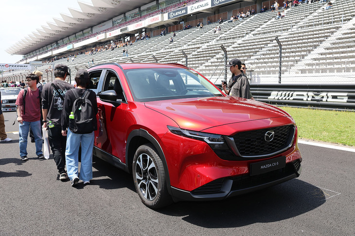 発売目前とうわさされる新型「マツダCX-5」も展示されていた。世界的にもマツダの主力車種であり、日本でも人気のため、注目度も高かった。日本仕様のサプライズ展示を期待したのだが、展示車は左ハンドル仕様の海外仕様だった。