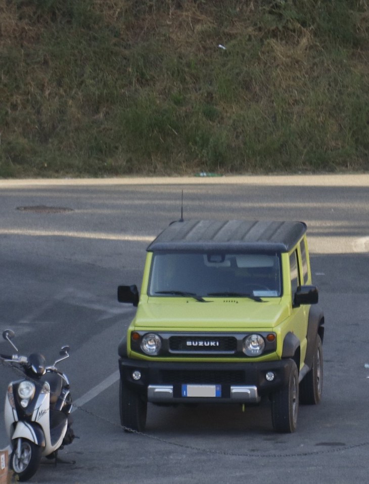 2019年中に「ジムニー」を手に入れた人は、かなりラッキーだったことになる。同年6月、シエナで撮影。