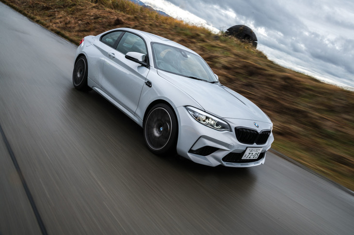 相応の固さはあるものの、乗り心地は日常使いにも十分に耐えうるもの。ダンパーやスタビライザーが新規設計されるなど、足まわりがチューニングし直されている。