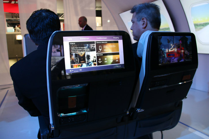 パナソニックのブースにて。これは最新のエコノミークラスシート。スマートフォンやタブレットのワイヤレス充電も可能だ。あまり知られていないが、同社は旅客機内コミュニケーションサービスの分野で、70社以上のエアラインに供給。搭載機材は1000機を超える。