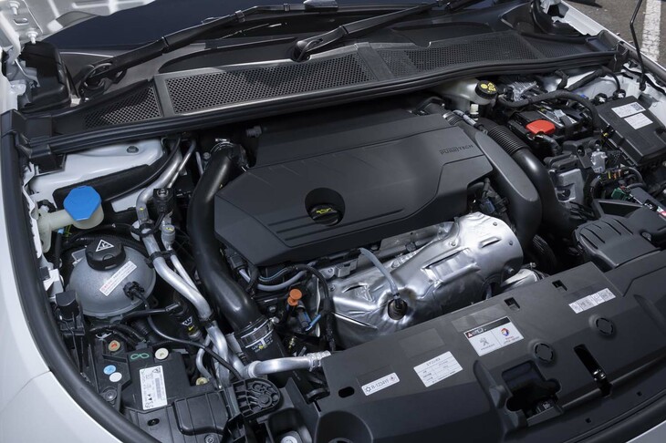 1.6リッター直4ターボエンジンは単体で最高出力180PSを発生。モーターと合わせたシステムトータルでは225PSを発生する。