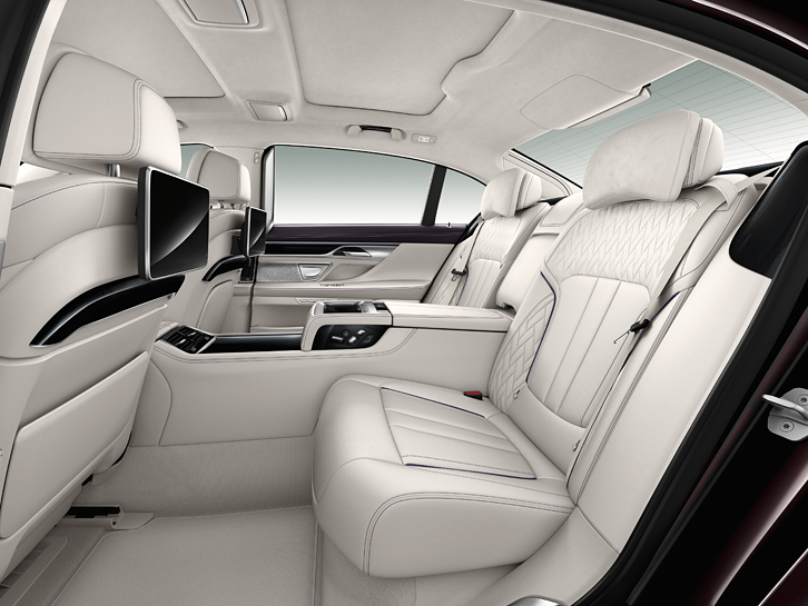 「BMW M760Li xDrive V12 Excellence」（欧州仕様車）