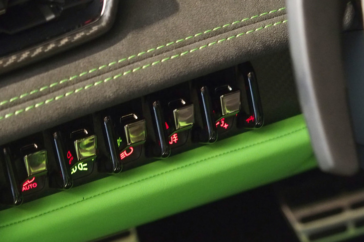 ランボルギーニ・ウラカン テクニカ（スイッチパネル）