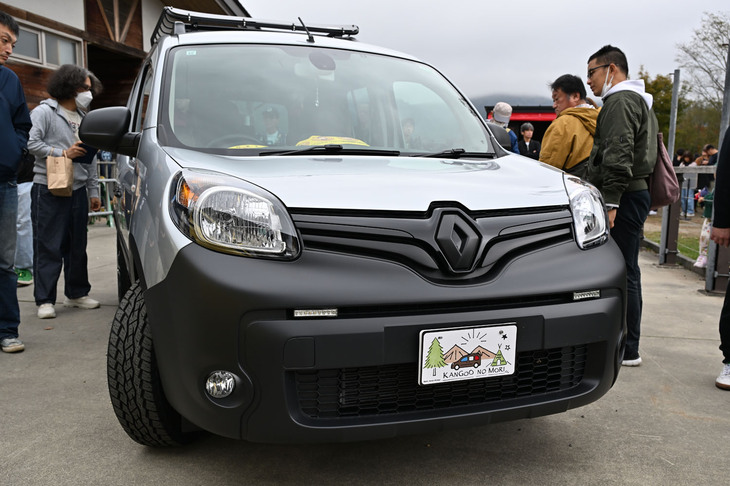 ステージ横に展示された団長安田の「ダングー」。コーティングをするなど、この日に合わせて仕上げてきたという。