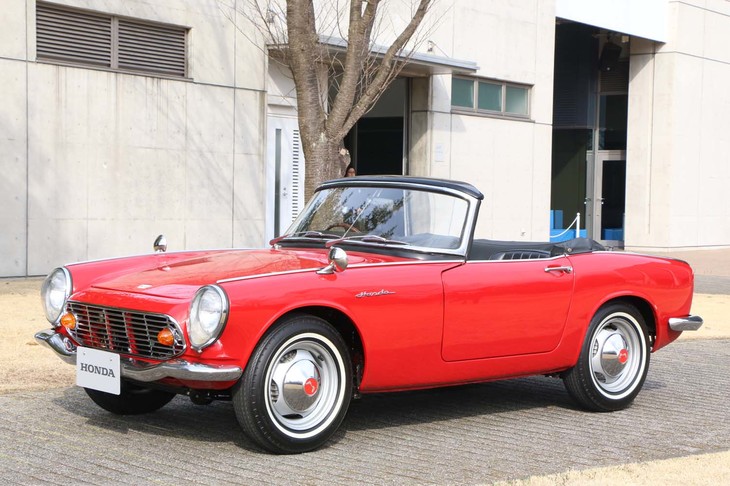 1964年「ホンダS600」。ホンダ初の市販乗用車「S500」の改良型として投入された。多くの部分をS500と共有するが、最大の違いは、531ccから606㏄までスープアップされたエンジンだ。