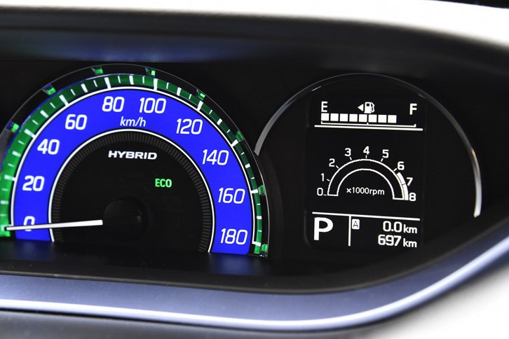 有段変速のトランスミッションを搭載することもあり、メーター内のマルチインフォメーションディスプレイには、エンジン回転計の表示機能も備わっている。