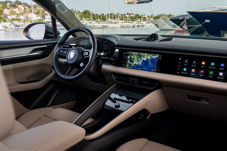 「マカン4」のインストゥルメントパネルまわり。湾曲型の液晶メーターに、ツマミ式のシフトセレクター、各種機器の操作を担うタッチスクリーンと、インターフェイスはおおむね「タイカン」に準ずるが、空調やオーディオの音量調整などには、機械式のスイッチが残された。