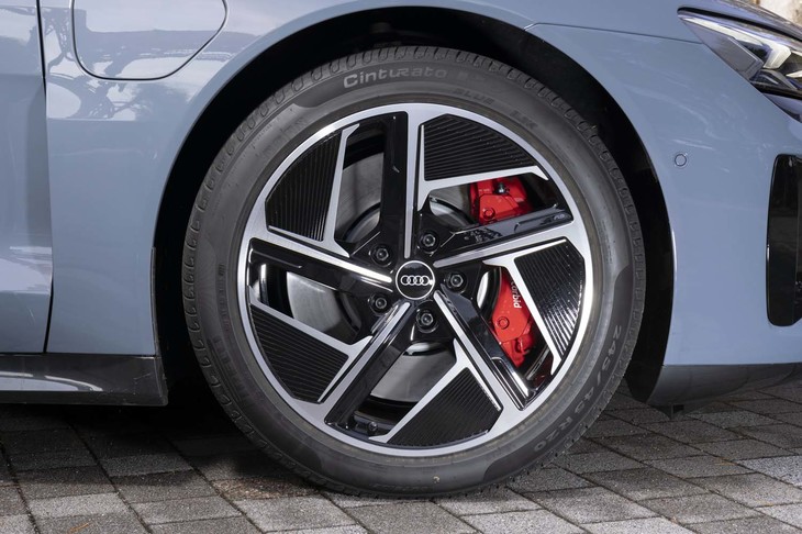 試乗車には、標準モデルより1インチ大きな20インチホイールがオプション装着されていた。レッドのブレーキキャリパーもオプションのひとつである。