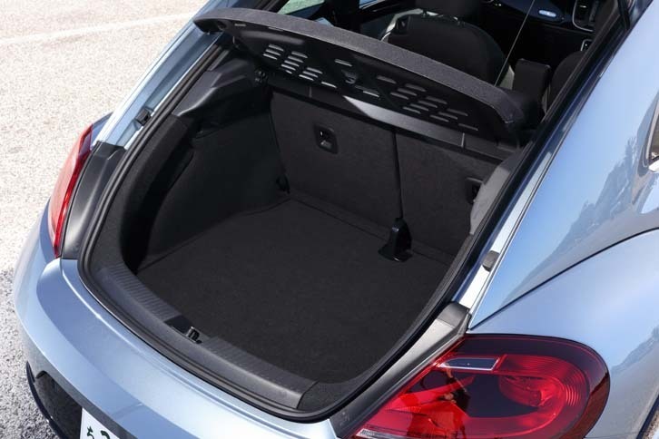 荷室の様子。積載容量は、後席の背もたれを前方に倒すことで拡大できる。