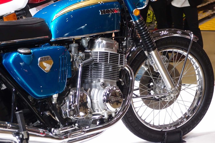 「ホンダ・ドリームCB750 Four」のエンジン。