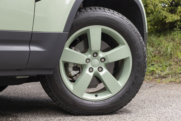 「ディフェンダー75thリミテッドエディション」の20インチアロイホイールは、ホイール本体とセンターキャップがボディーと同色の「グラスミアグリーン」でコーディネートされる。
