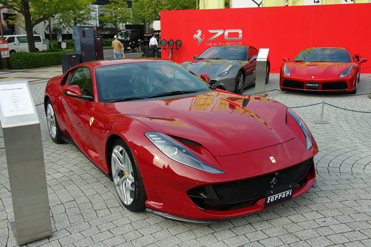 フェラーリの最新モデルも展示されている。写真手前は「812スーパーファスト」。