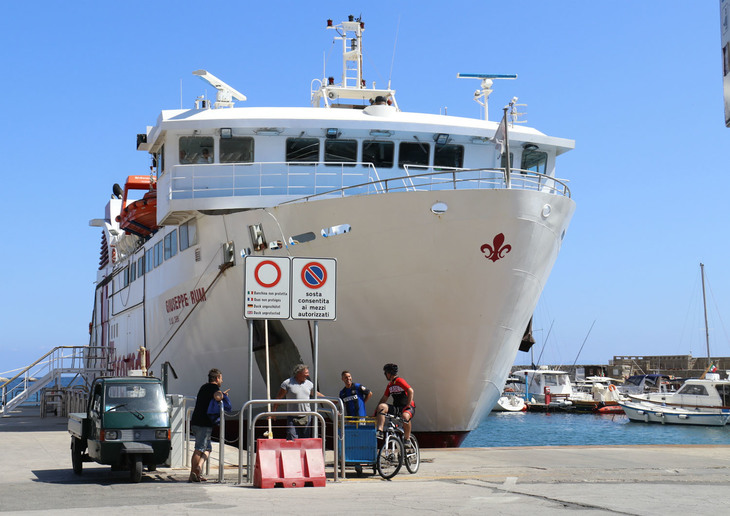 全長58mのフェリー「ジュゼッペ・ルム」の脇に、全長約1.5mの「アペTM」。