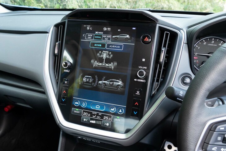 縦型のセンターディスプレイのサイズは11.6インチ。ピッチ＆ロール計やパワートレインの作動状況をくっきりと大きく映し出せる。