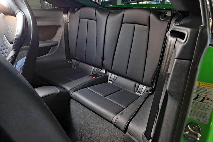 リアシートは小ぶりだが、あるとないとでは大違い。コンパクトな高性能モデルにして、この実用性は貴重といえる。